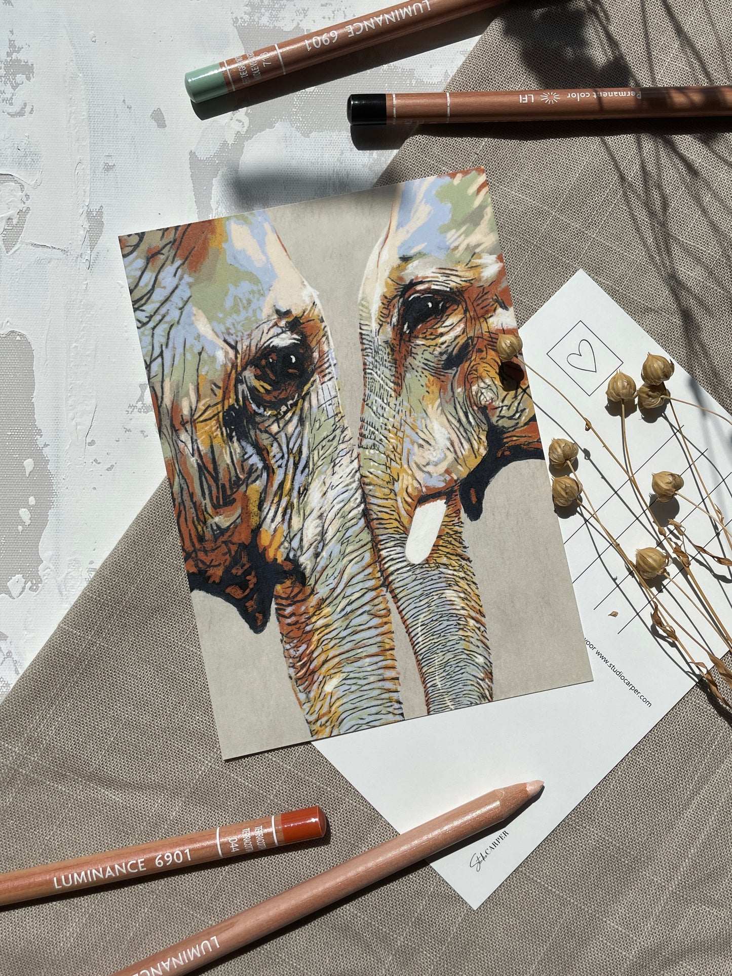 Liefdevolle ansichtkaart met twee olifanten. Lokaal ontworpen. Utrechts Design uit de Wild africa collectie. Olifanten op een ansichtkaart.